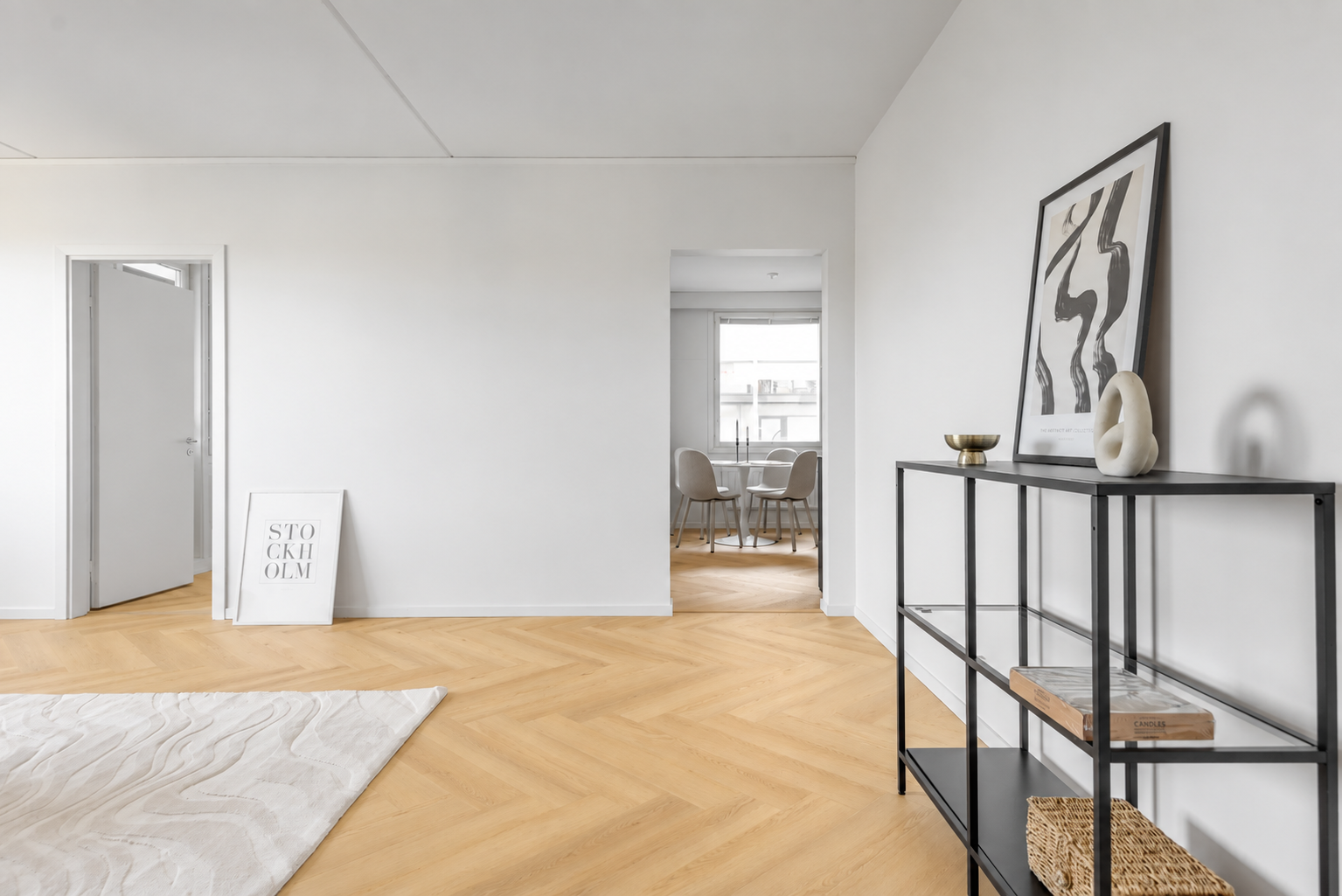 Kalanruotokuvioinen HARDER Tammi Hygge Driftwood -vinyylilattia avarassa kodin eteistilassa
